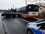 Groźne zderzenie samochodu z autobusem