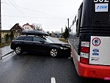 Groźne zderzenie samochodu z autobusem