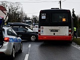 Groźne zderzenie samochodu z autobusem