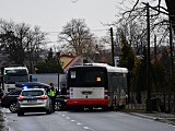 Groźne zderzenie samochodu z autobusem