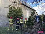 Uszkodzony dach kościoła w Radzikowie