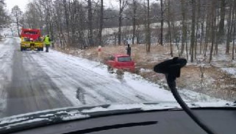 Samochód wypadł z drogi Gilów - Niemcza