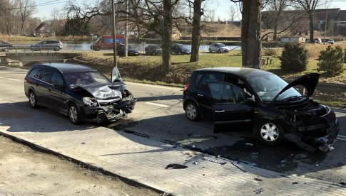 Zderzenie dwóch pojazdów w Piławie Dolnej