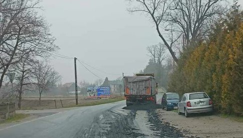 Rozlany ładunek samochodu ciężarowego w Piławie Dolnej