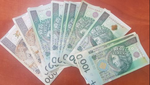 Niemczańscy policjanci zatrzymali osoby, które dokonały kradzieży pieniędzy w kwocie 1500 złotych
