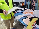 Na targowisku w Bielawie handlowano podrobionymi ubraniami