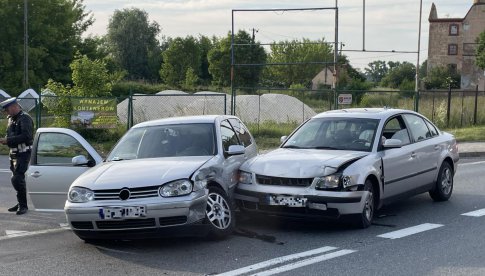 Zderzenie dwóch volkswagenów na ósemce