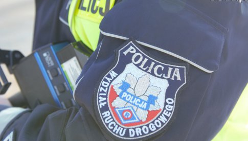 Policjanci Wydziału Ruchu Drogowego pomogli zmokniętej kobiecie