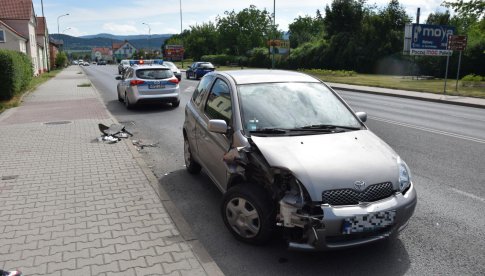 Zderzenie dwóch pojazdów na Dzierżoniowskiej w Bielawie