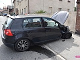 Nietrzeźwy kierowca uderzył volkswagenem golfem w mur