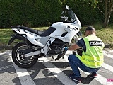 Motocyklista bez prawa jazdy zderzył się z audi