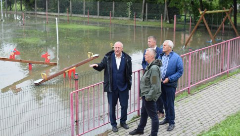 Poseł Siemoniak odwiedził zalane tereny w gminie Dzierżoniów