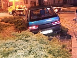 Porzucone auto na rondzie w Bielawie