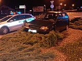 Porzucone auto na rondzie w Bielawie
