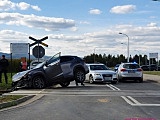 Lexus wjechał pod pociąg w Bielawie