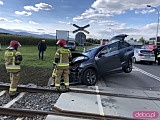 Lexus wjechał pod pociąg w Bielawie