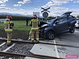 Lexus wjechał pod pociąg w Bielawie