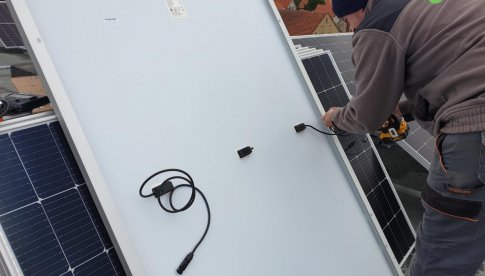 Pieszyce: trwa montaż instalacji fotowoltaicznych na budynkach użyteczności publicznej