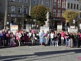 Październik miesiącem walki z rakiem piersi - duża różowa wstęga w Dzierżoniowie