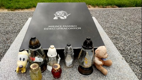 Pomnik dzieci utraconych na dzierżoniowskim cmentarzu