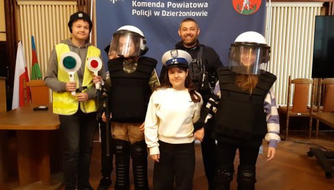 Uczniowie z dzierżoniowskiej Szkoły Podstawowej nr 1 z wizytą w Komendzie Powiatowej Policji
