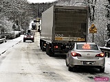 Opady śniegu powodują utrudnienia na drogach