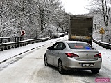 Opady śniegu powodują utrudnienia na drogach