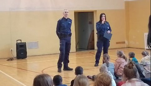 Dzielnicowa i Kierownik Posterunku Policji w Piławie Górnej edukowali dzieci przed zbliżającymi się feriami zimowymi