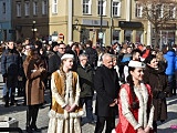 Maturzyści zatańczyli poloneza na dzierżoniowskim Rynku 