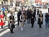 Maturzyści zatańczyli poloneza na dzierżoniowskim Rynku 