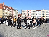 Maturzyści zatańczyli poloneza na dzierżoniowskim Rynku 