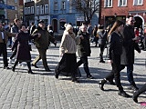 Maturzyści zatańczyli poloneza na dzierżoniowskim Rynku 