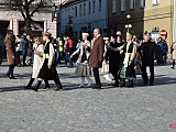 Maturzyści zatańczyli poloneza na dzierżoniowskim Rynku 