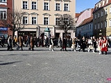 Maturzyści zatańczyli poloneza na dzierżoniowskim Rynku 