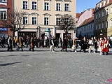 Maturzyści zatańczyli poloneza na dzierżoniowskim Rynku 