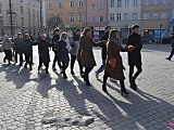 Maturzyści zatańczyli poloneza na dzierżoniowskim Rynku 