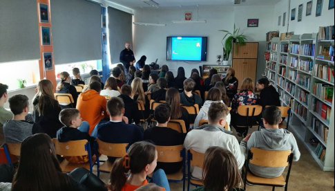 Piławscy dzielnicowi ponownie odwiedzili młodzież z miejscowej szkoły podstawowej