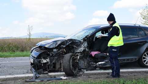 Samochodem uderzył w autobus. Ósemka zablokowana!