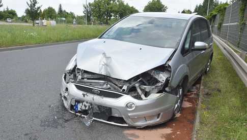 Zderzenie audi z fordem na drodze Dzierżoniów - Bielawa