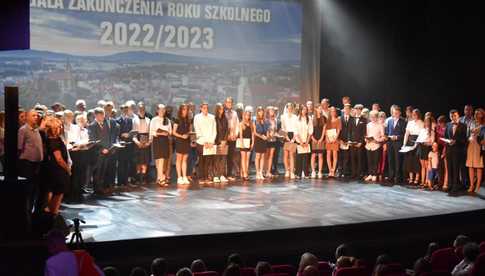 Dzierżoniów: gratulacje i stypendia dla uczniów