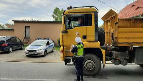 Działania Policji w Piławie Górnej w związku z ograniczeniami dla pojazdów ciężarowych