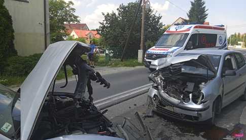 Czołowe zderzenie volskwagenów w Piławie Dolnej