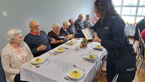 Asystent Wydziału Prewencji spotkał się z seniorami