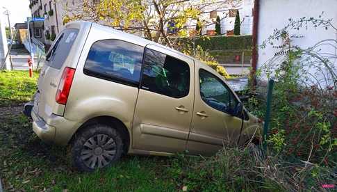 Citroenem wjechał w ogrodzenie