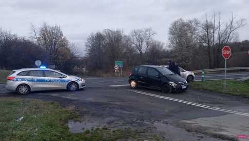 Zderzenie mercedesa z toyotą na ósemce