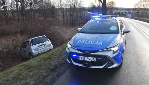 Suzuki wypadło z drogi Dzierżoniów - Świdnica