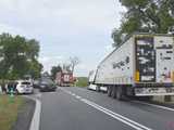 Zderzenie trzech samochodów na K8. Droga zablokowana