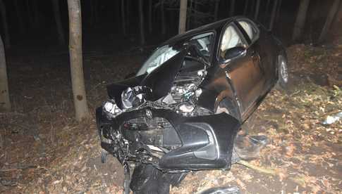 Toyotą uderzył w drzewo na drodze Wolibórz - Jodłownik
