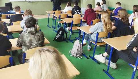 Dzielnicowi z Bielawy edukują uczniów 