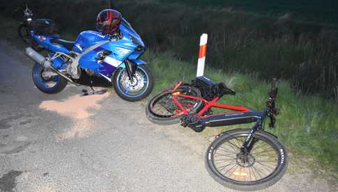 Zderzenie motocyklisty z rowerzystą